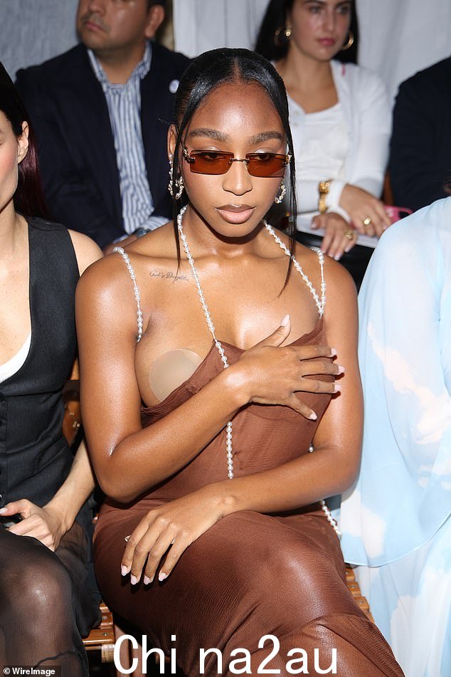 28 岁的歌手,真名 Normani Kordei Hamilton,穿着珍珠肩带和低领口的性感连衣裙,遭遇了尴尬的衣柜事故