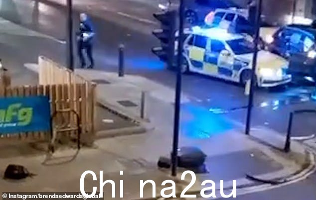 在附近和后来拍摄的镜头中,一名警官用胡椒喷雾威胁演员,似乎让他“待在原地”发布到 Instagram