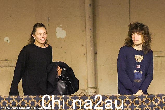 麦莉·赛勒斯 (Miley Cyrus) 因 2023 年热门单曲《Flowers》被起诉后,与男友 Maxx Morando 度过了一个愉快的约会之夜