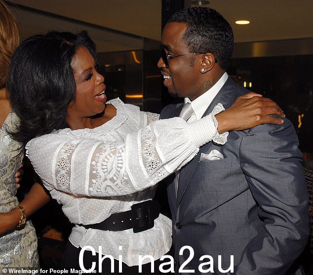 这位备受争议的歌手还与好莱坞传奇人物奥普拉·温弗瑞 (Oprah Winfrey) 友好相处(左图与库姆斯在纽约的一个派对上)