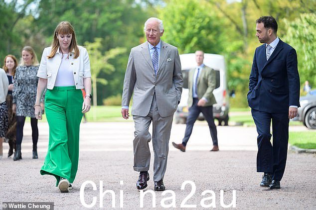两人看起来很熟,他们联手解决英国青少年暴力问题,重点关注根源