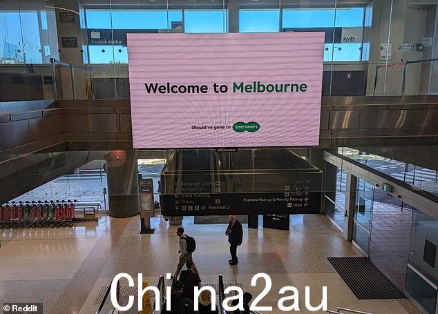 Specsavers 广告在悉尼机场的到达区用一个大 LED 屏幕迎接旅客,上面写着“欢迎来到墨尔本”(如图)