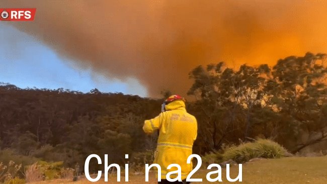 已警告该地区的居民,如果火灾临近,请做好自我保护的准备。图片:NSWRFS
