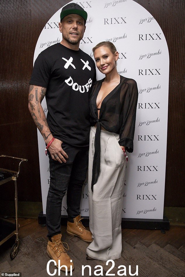 Nicky Whelan 将她的新恋情走上了红地毯。周六晚上,这位《邻居》明星与 Steven Hiles 在墨尔本 Bar Bambi 举行的 RIXX Eyewear 8 岁生日派对上摆出了一场风暴。 pictured