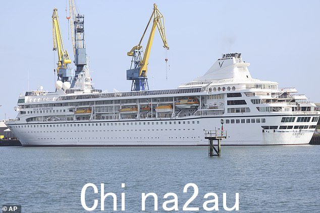 The Odyssey,由 Villa Vie Residences 运营的美国游轮,于 8 月 30 日停靠在贝尔法斯特港的 Harland & Wolf 修船厂