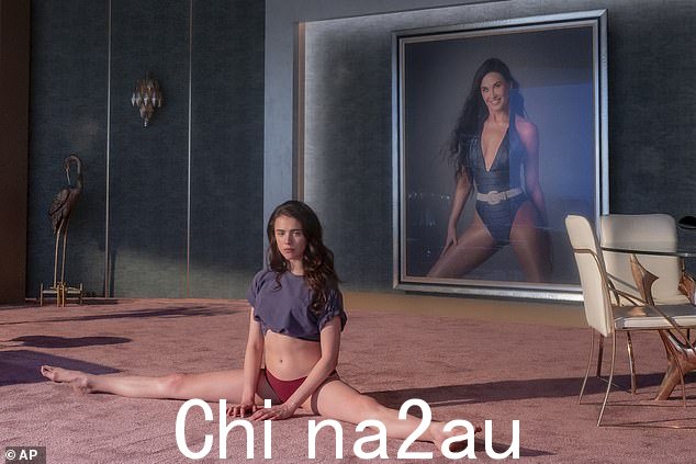 使用该药物必须遵循的一条规则是伊丽莎白和她更好的自己苏(玛格丽特·奎利饰)必须每 7 天交换位置