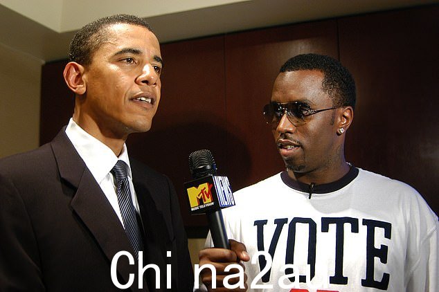 保守党重新提起了巴拉克·奥巴马 (Barack Obama) 和肖恩·迪迪·库姆斯 (Sean ' Diddy ' Combs) 在这位名誉扫地的说唱大亨因性交易被捕期间的交流,包括 2004 年这位名誉扫地的说唱大亨与当时的参议院候选人进行的一次采访在民主党全国委员会(如图)