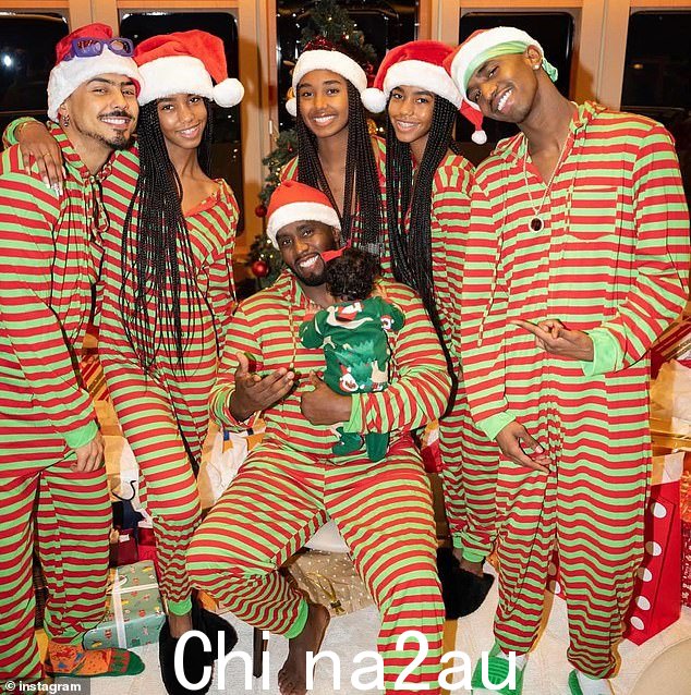 Justin,30 岁(左)、Christian ¿King¿,26 岁(右)和 Quincy Taylor Brown,33 岁(左)一起抵达联邦法院,两人都戴着深色太阳镜,穿着两件套家居服套。” class =“blkBorder img-share”style =“max-width:100%”loading =“lazy”/> <p class =“imageCaption”>贾斯汀,30(M),克里斯蒂安“国王”,26(R), 33 岁的昆西·泰勒·布朗(左)一起抵达联邦法院,两人都戴着深色太阳镜,穿着两件套家居服。 </p> <img id=