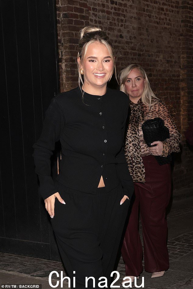 Molly-Mae Hague 聚集了她所有最好的好朋友,其中包括许多 Love Island 校友,在周五晚上举办了一场奢华的 VIP 快闪店,庆祝她的新服装系列 maebe其发布