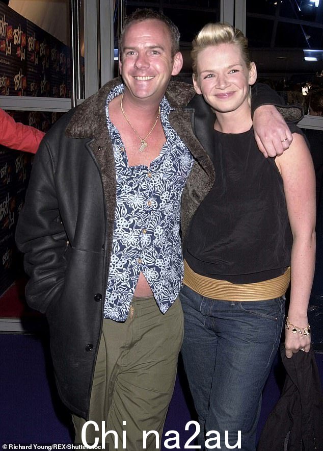 佐伊·鲍尔 (Zoe Ball) 本周早些时候被拍到在霍夫的一家咖啡馆外受到前夫诺曼·库克 (Norman Cook)(又名 Fatboy Slim)的安慰,当时她缺席了 Radio 2 的节目(见于2001)
