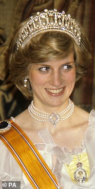 1982 年,伊丽莎白女王将其借给威尔士王妃戴安娜,用于汉普顿宫的宴会