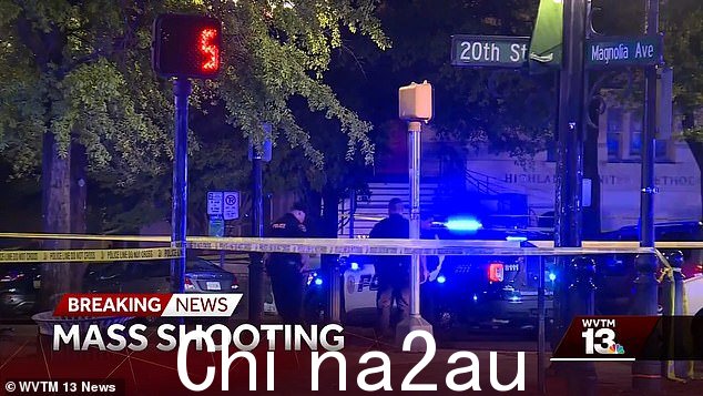两名男子和一名女子在阿拉巴马大学附近木兰大道 2000 街区的现场死亡,第四名受害者在医院死亡