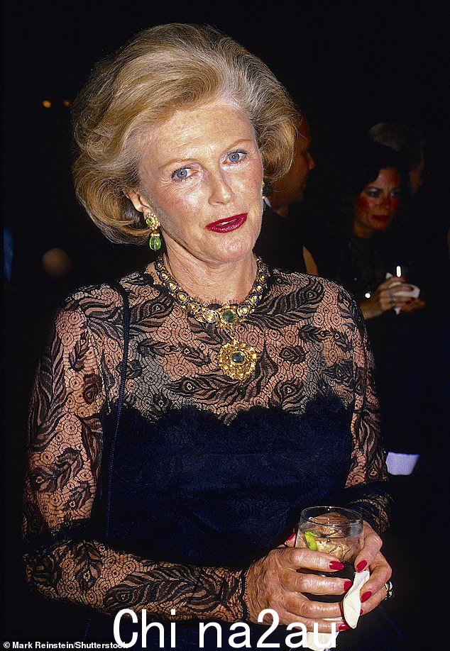 帕梅拉·哈里曼(Pamela Harriman),摄于 1989 年,是一位贵族,拥有五栋房屋和一个装满珠宝的保险箱。但她明白,比尔·克林顿(Bill Clinton),一位来自乡下州的默默无闻的州长,可以到达椭圆形办公室