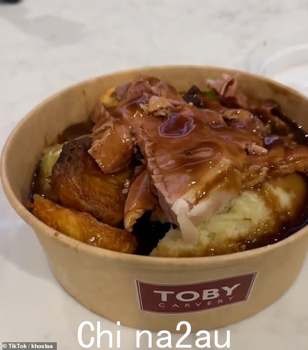 这位网红只需 3.5 英镑就能从 Toby Carvery 那里买到一份滚烫的烤晚餐。Ahe 在 TikTok 上发布了这段经历,称能得到这么多东西真是“疯狂”。物美价廉的优质食品