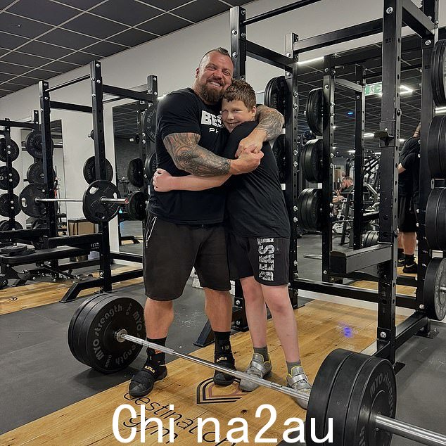 Hall 的儿子 Maximus 年仅 11 岁,但已被认为会追随父亲的脚步