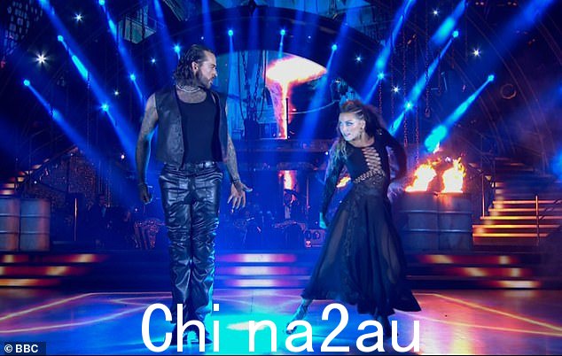 Pete Wicks 是去年参赛者 Zara 的好朋友,接下来与他的搭档 Jowita Przystał 一起跳了 The Prodigy 的 Paso Doble to Breathe
