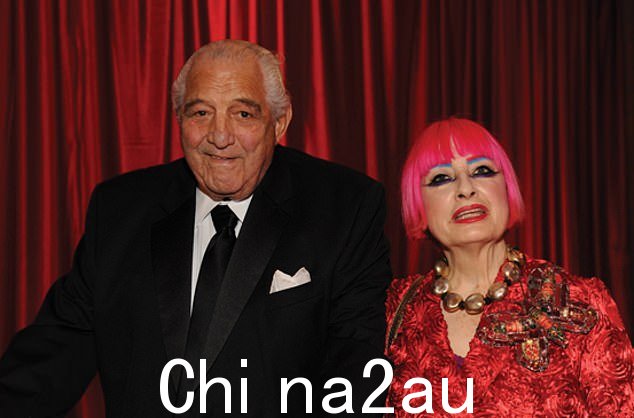 Dame Zandra Rhodes 与她的伴侣、华纳兄弟国际剧院前总裁萨拉赫·哈萨因 (Salah Hassanein) 合影。他们在她 50 多岁时相识,一直在一起,直到他于 2019 年去世。 98 岁