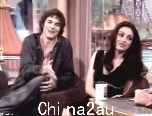 库彻的另一段较旧的剪辑疯传,在 2002 年与库尼斯的联合采访中,这位女演员透露丹尼·马斯特森与库彻打赌“法式热吻” ' 当她还是一个“14 岁小女孩”时的她