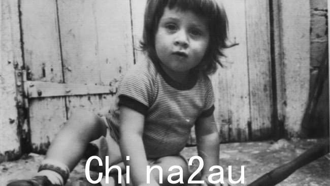 苏珊·阿姆斯特朗 16 个月大的儿子格雷戈里于 1977 年在科林伍德 Easey 街的一所房子里发现了他母亲和苏珊·巴特莱特的尸体,当时他在婴儿床上安然无恙。图片:前 Melbourne Arms/fam Victoria(维州)/ Crime