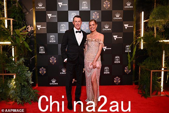 科林伍德教练克雷格·麦克雷和妻子加布里埃尔·麦克雷在2024 年 9 月 23 日星期一,2024 年布朗洛奖章红地毯在墨尔本皇冠赌场举行。(AAP 图片/Joel Carrett)无存档