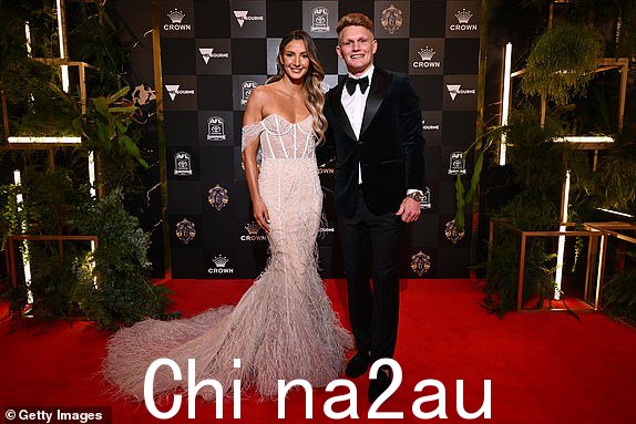 MELBOURNE澳大利亚 - 9 月 23 日:西部斗牛犬队的 Adam Treloar 和搭档 Kim Ravaillion 于 2024 年 9 月 23 日抵达澳大利亚墨尔本,领取 2024 年布朗洛奖章(摄影:Quinn Rooney/Getty Images)