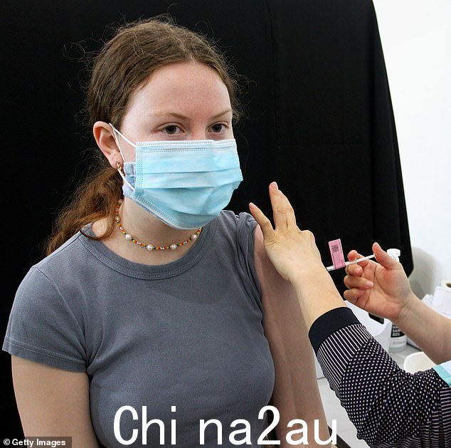 '中度至高风险' 18-64 岁且有潜在健康问题的澳大利亚人现在可以免费接种带状疱疹疫苗(正在接种疫苗的年轻女性的库存图片)