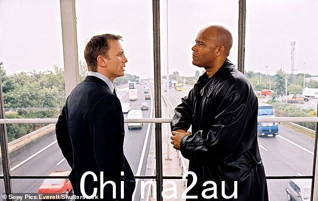 他甚至在 2004 年的电影《千层蛋糕》中与丹尼尔·克雷格（左）演对手戏，饰演利物浦黑帮特雷弗