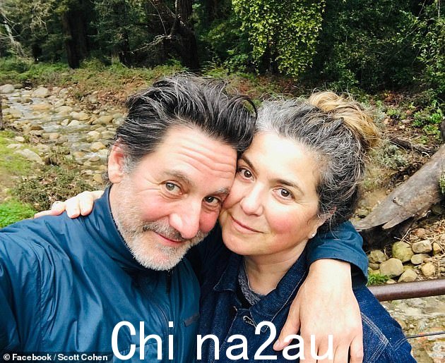 Cohen 和 Traina 有一个名叫 Liam 的儿子,今年 6 月 3 日刚刚庆祝了他们的 35 周年结婚纪念日