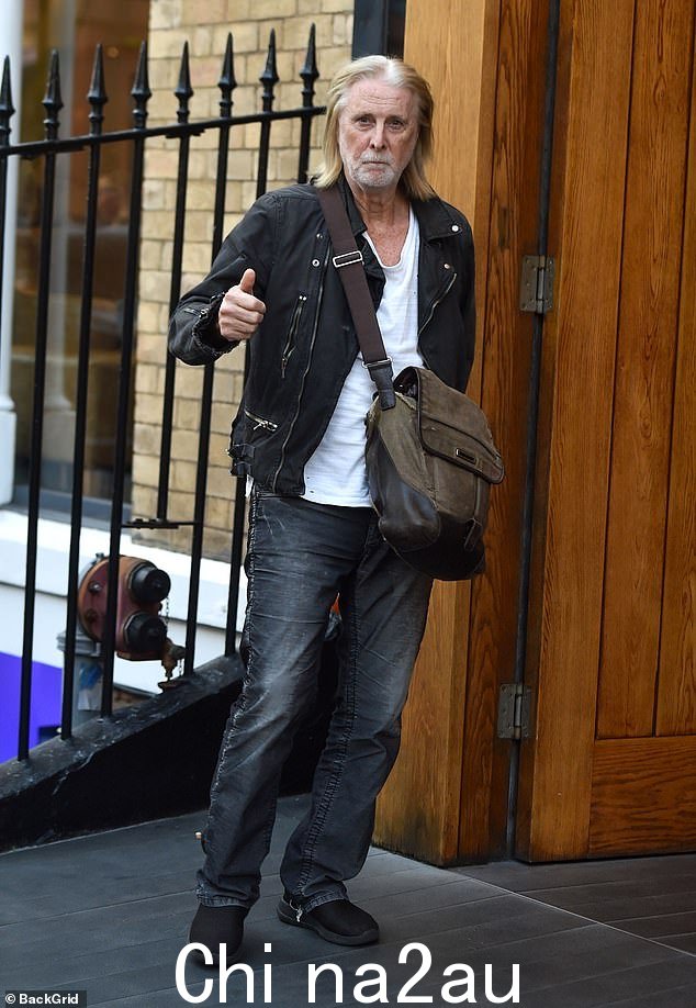 她的搭档 David Threlfall 紧随其后,带着四瓶 Lucozade,准备开始拍摄这部剧