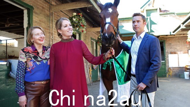 Jaimee Rogers(中)主持了周末版的大型体育早餐会Sky Racing 上的一档节目,名为《On the Lounge with Jaimee Rogers》。图片:Richard Dobson/澳大利亚新闻集团