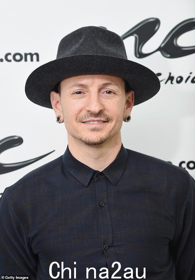 Linkin Park 在 2017 年正处于名气的顶峰,当时主唱查斯特·贝宁顿 (Chester Bennington) 去世的毁灭性消息传出(2017 年 2 月拍摄)
