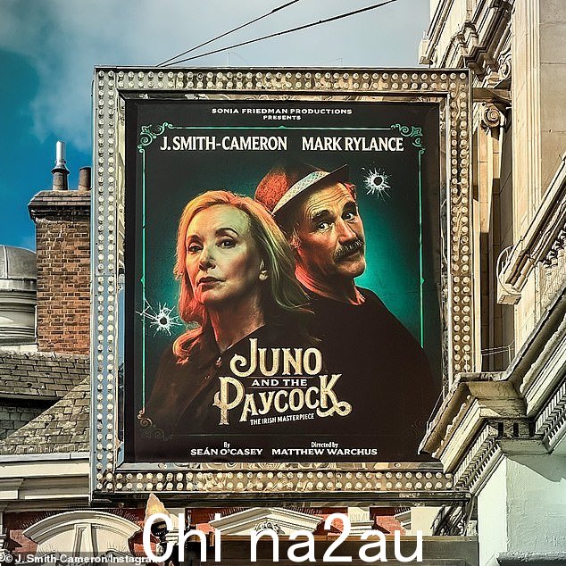 J. Smith-Cameron (L) 在朱诺和佩科克 (Juno and the Paycock) 伦敦西区首秀前三周接受了紧急阑尾切除手术,该剧于上周六开幕,一直持续到 11 月 23 日。伦敦吉尔古德剧院