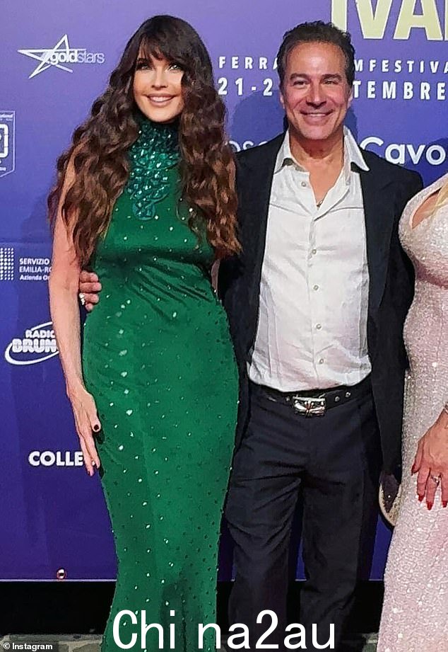 《体育画报》泳装版封面老将卡罗尔·阿尔特 (Carol Alt) 周日一身绿色,看起来非常漂亮。这位来自纽约的 5 英尺 11 英寸的黑发美女出席了意大利的费拉拉电影节。她搂着乔Ienco