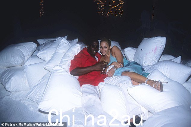 Sean 'Diddy' Combs 与他当时的女友 Jennifer Lopez 在东汉普顿豪宅举行的一场臭名昭著的白色派对上,这场派对于2000 年 7 月 2 日