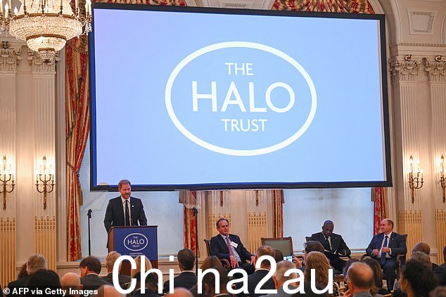 身穿海军蓝西装,翻领上别有 Halo Trust 别针,他回忆起 2019 年跟随母亲的脚步访问安哥拉,此时距离戴安娜王妃走过雷区已有 22 年。非洲国家