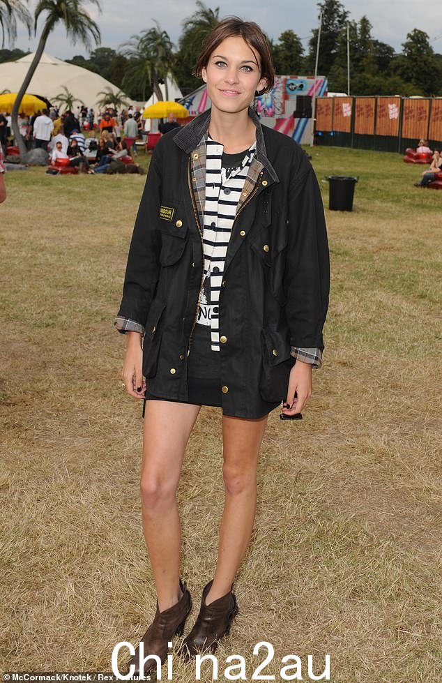 图:艾里珊·钟 (Alexa Chung) 穿着 Barbour 夹克出席 2008 年在切姆斯福德举行的 Virgin Mobile V Festival