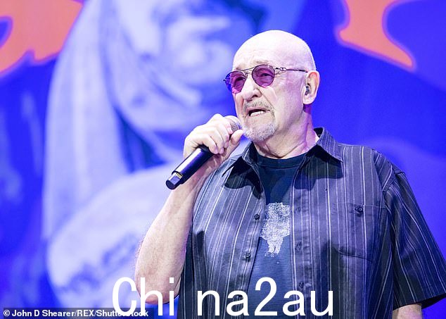 60 年代标志性摇滚明星戴夫·梅森 (Dave Mason),78 岁,在医生警告后因“严重心脏病”而被迫取消巡演(戴夫于四月拍摄)