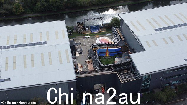 室外舞台也已重新搭建,下个月上线现场时,16位新室友入住时,它将成为焦点