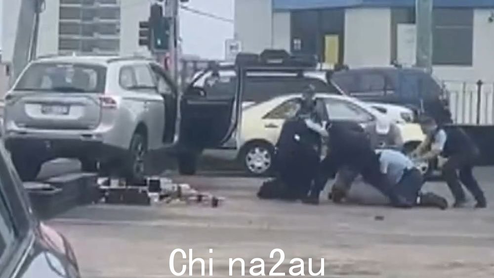 上学期间澳洲街头男子撞多车,惊险瞬间曝光!多名警察拔枪回应(视频/图片) - 2