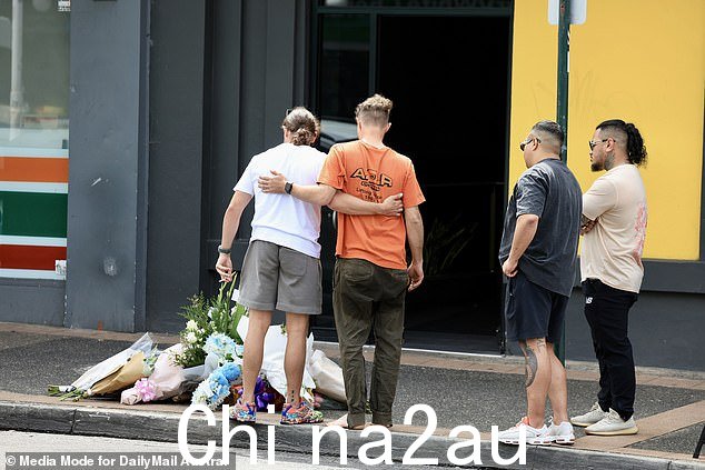 周二致命刺伤事件后,朋友们在餐厅外站了几个小时