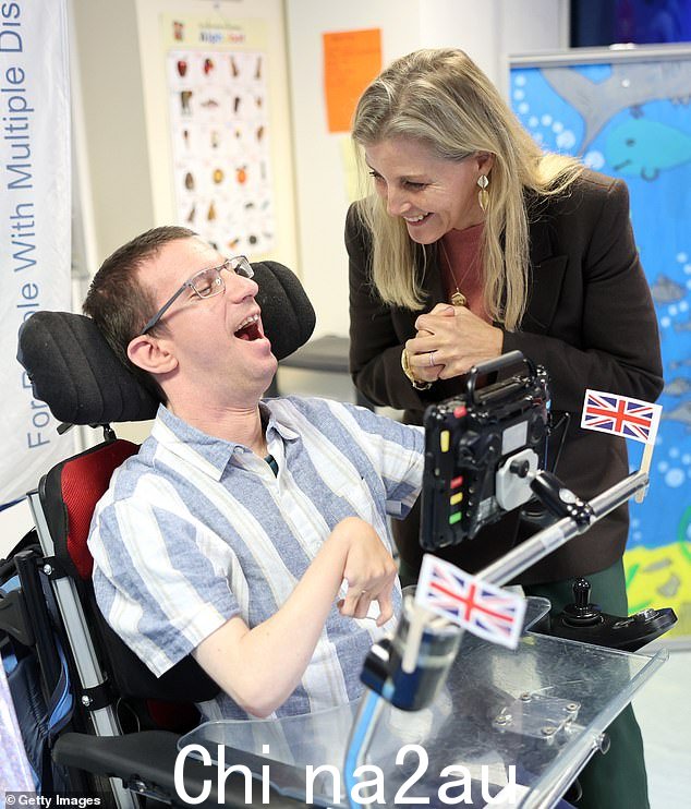 Sophie 周三还参观了 Parity for Disability,在那里她与学生会面并握手