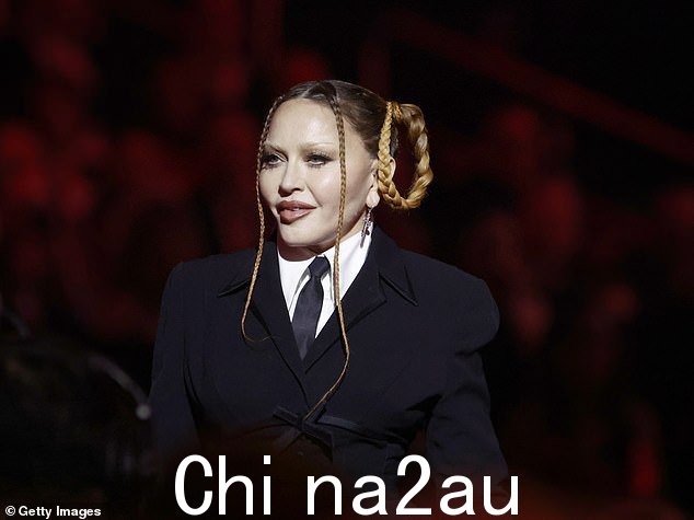 在采访的其他地方,这位女歌手透露了流行偶像麦当娜(如图)如何在她的职业生涯早期帮助她走出困境