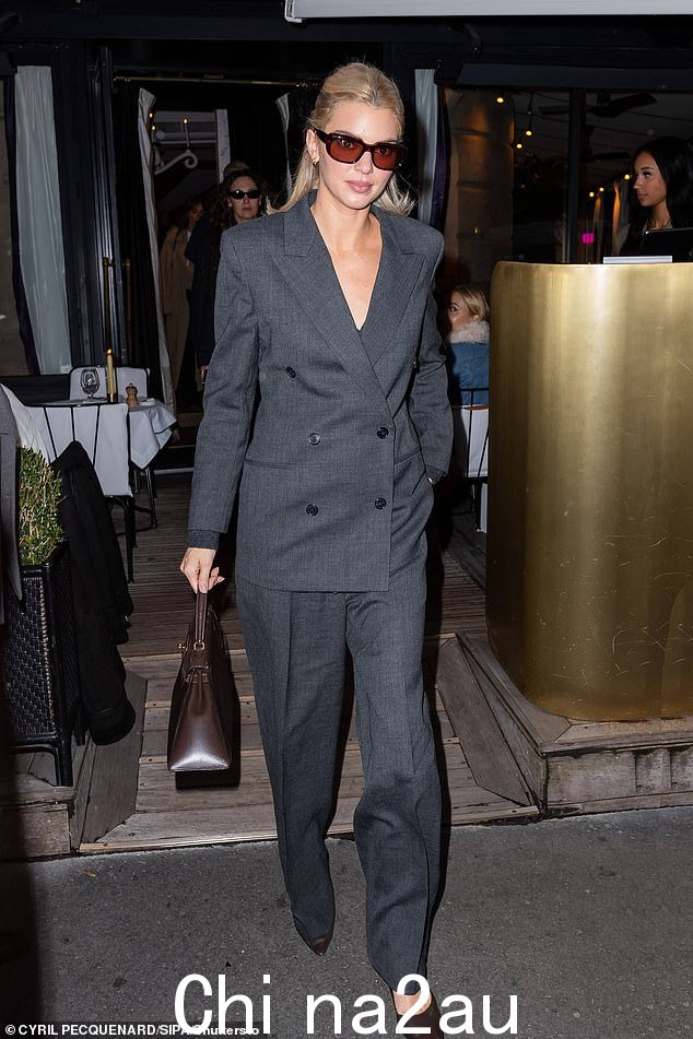 Kendall Jenner 看起来很时尚,因为她在周二时装周期间在巴黎享受了一些休息时间