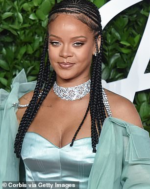 蕾哈娜 (Rihanna) 在 2019 年英国时尚奖上的照片;