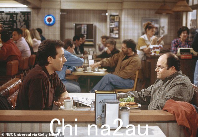 演员不是别人,正是杰森·亚历山大 (Jason Alexander),他在 NBC 电视剧《宋飞正传》(Seinfeld) 中饰演乔治·科斯坦扎 (George Costanza) 这一角色