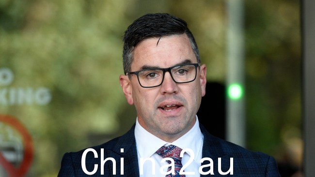 Brad Battin维多利亚州影子警察部长在墨尔本议会大厦向媒体发表讲话。图片:NCA NewsWire / Andrew Henshaw