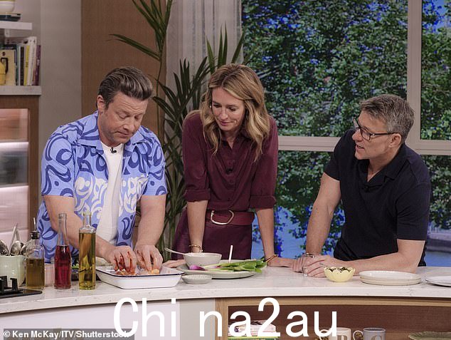 Jamie 出现在早餐节目中宣传他的新书,并与主持人 Cat Deeley 和 Ben Shephard 讨论他这次的目标,然后向人们展示食谱供人们尝试“课程” =