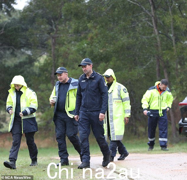 周三,数十名警察聚集在墨菲女士家以南的格伦维尔附近,进行新的搜索,以找到她的尸体