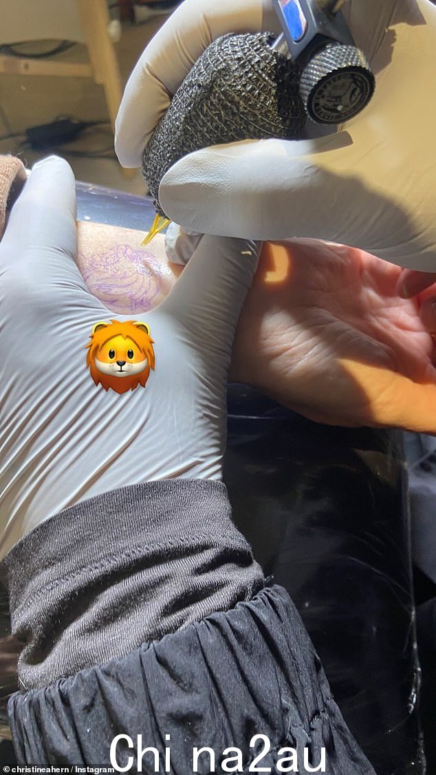 尽管克里斯汀有厚脸皮的滑稽动作,但她似乎没有纹身,因为分享到 Instagram 的照片只显示了紫色模板,而且枪里似乎没有任何墨水