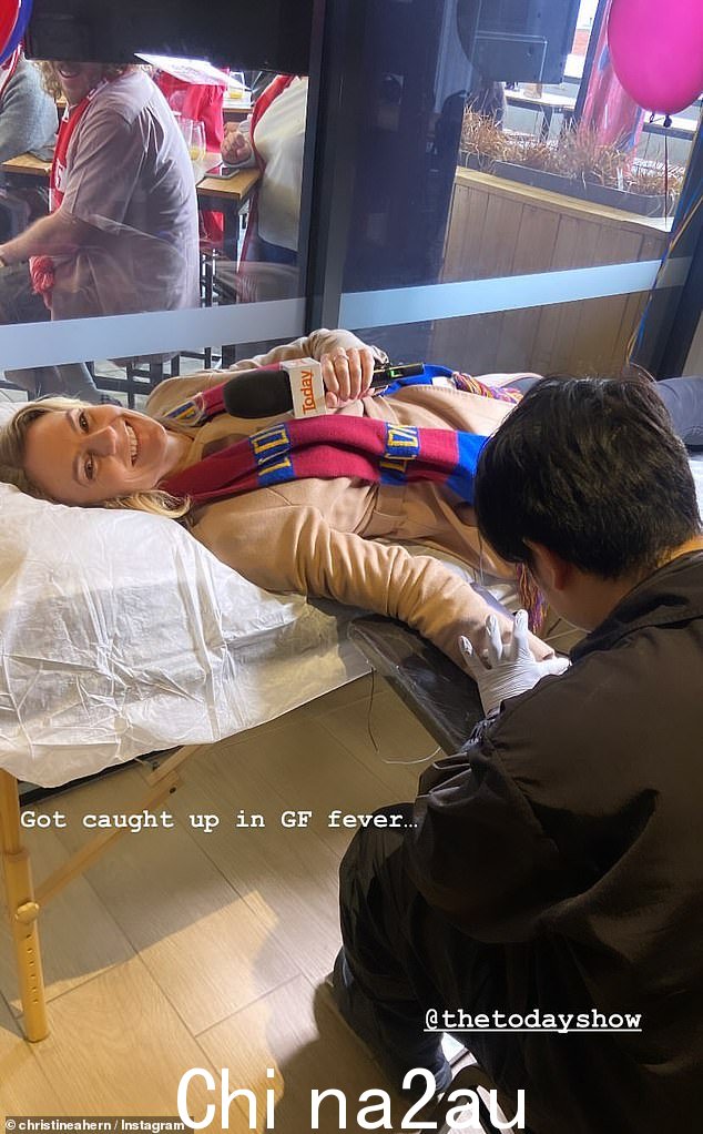 直播期间,这位足球支持者展示了她在准备纹身时印在手腕上的狮子图案